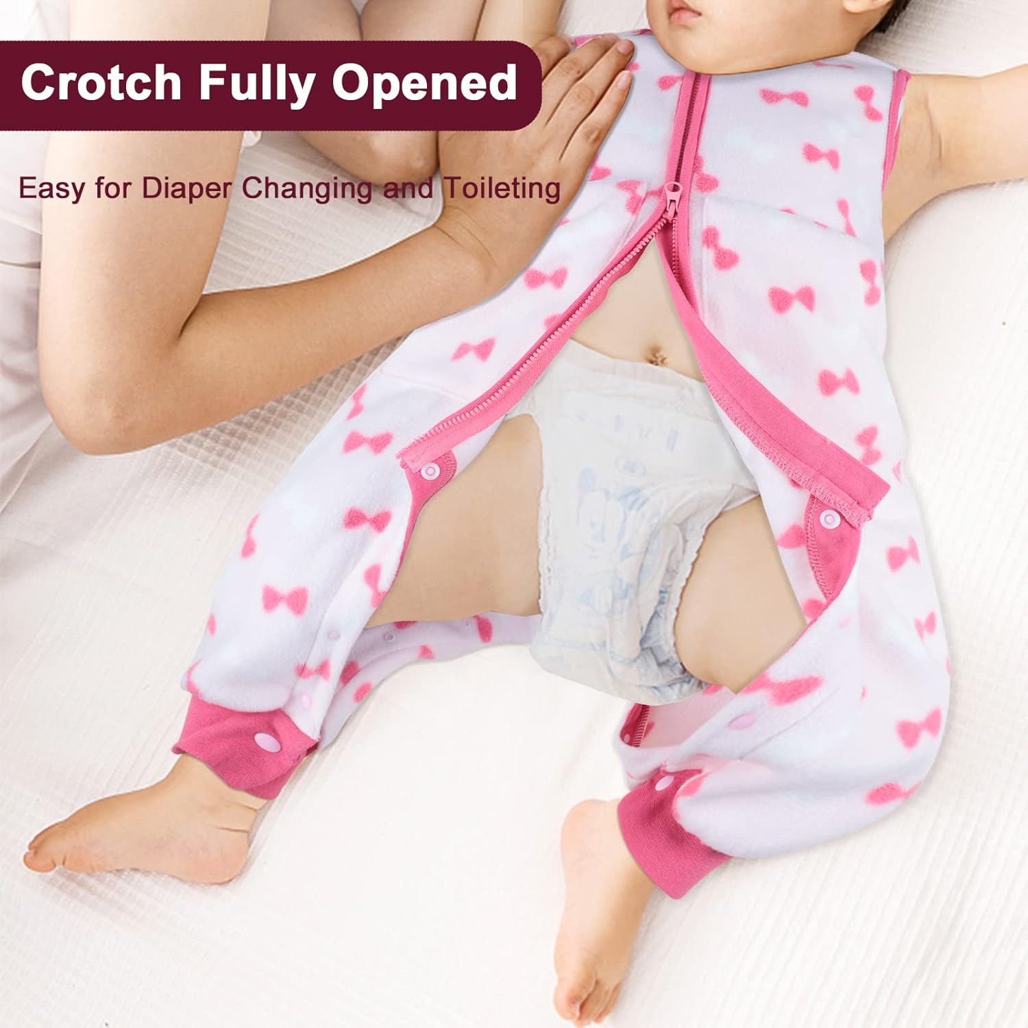 Baby Schlafsack mit Füßen 1.0 TOG aus Fleece, ärmellos – Atmungsaktiv, Ganzjahres Babyschlafsack (Rosa Schleife, 90)